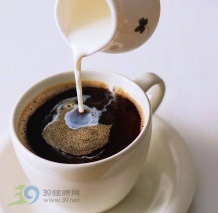 老人如何喝咖啡?