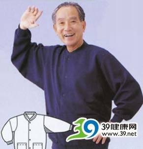 银发族早晚散步服