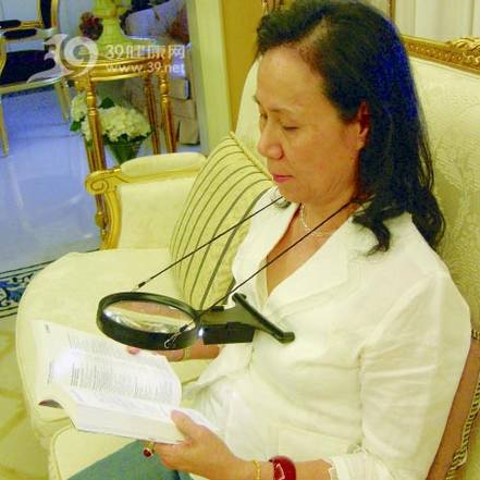 颈挂式灯光放大镜