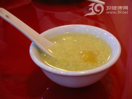 睡前喝点小米粥助健康