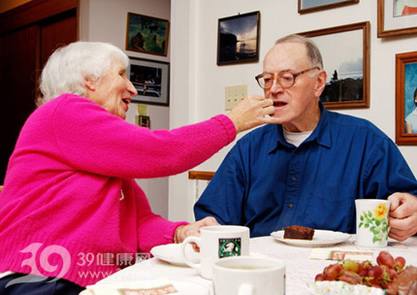 牙齿松动老年饮食上需注意什么