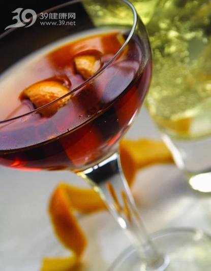 老人适量饮用葡萄酒可开胃健脾