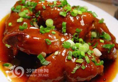 老人吃猪蹄 睡得香