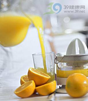 老人喝果汁可健脑