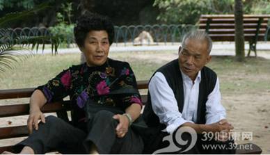 老人在公园休闲久坐木椅易患病