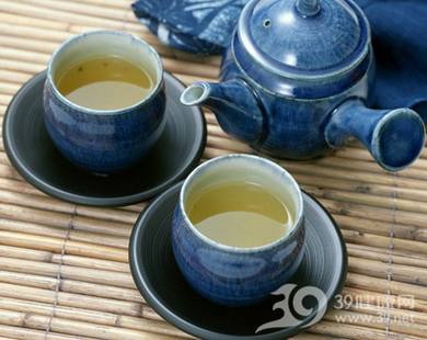 老年人喝茶应该 早少淡!