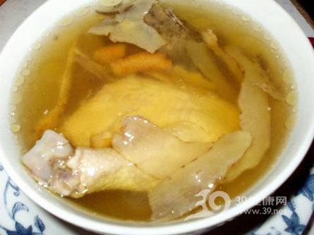 炖鸡不宜先放盐