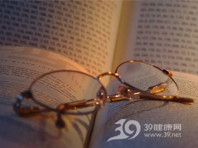 配老花镜莫以年龄为标准