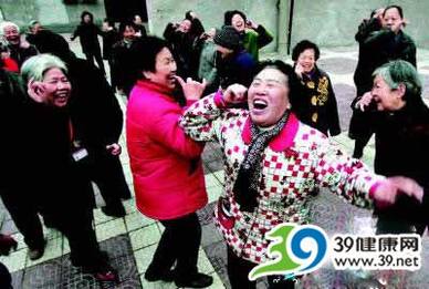50多名老人聚集大笑晨练