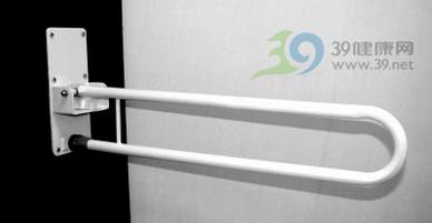 给老人安一个马桶增高器