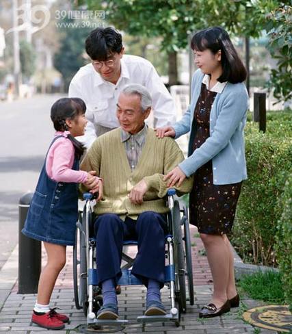 心里有阳光才会给老人阳光和关爱