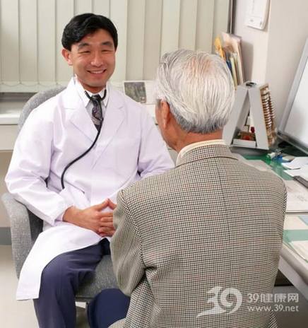 老人手脚发麻 可能营养不良