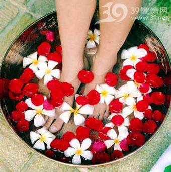 热水泡脚 胜吃补药