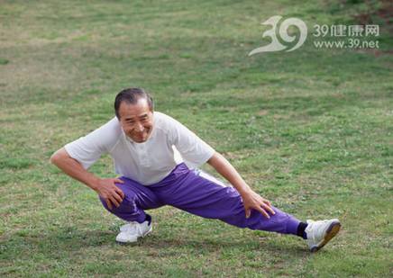 60岁以上老人要少压腿