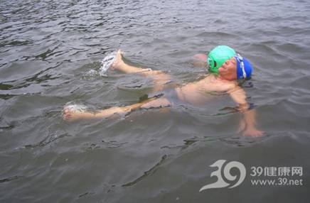 游泳促进老年人更健康