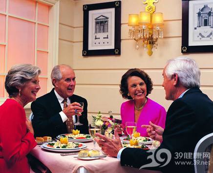 老人坐高背椅预防腰背疾病