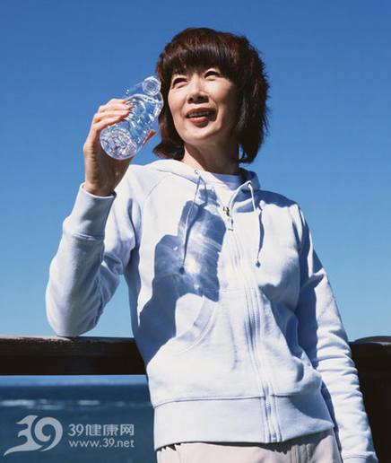 老年人锻炼后喝水要“小口”