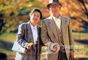 老人坚持快走慢跑可防治腰痛