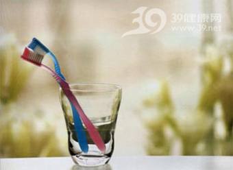 无齿老人也需要勤刷牙