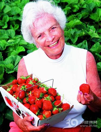 老年人宜多吃菠菜和草莓!