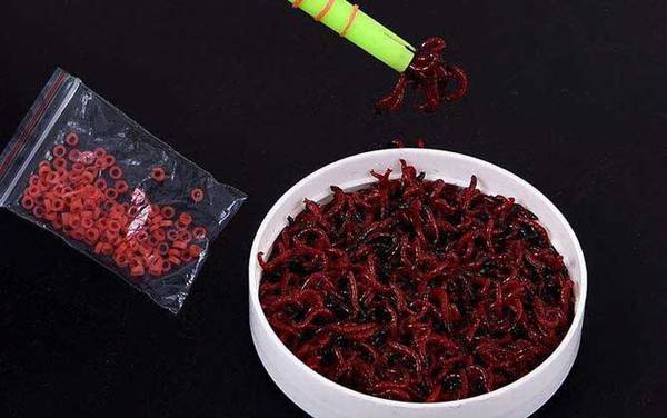 钓鱼用红虫好还是饵料好?