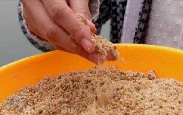 鱼饵入水散落太快怎么办?