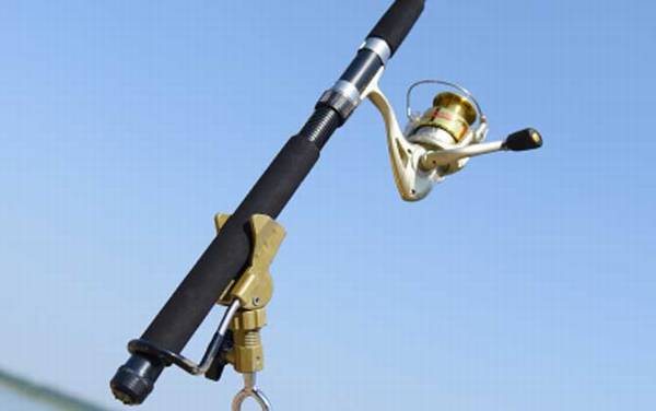 海竿钓鱼技巧大全,从线组、饵料到钓点、抛竿都很有讲究!