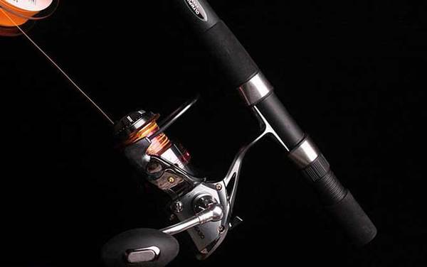 新手入门海竿怎么组装?先要安装渔轮,然后再上线和绑钓组!