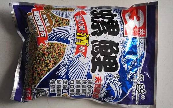 螺鲤怎么开拉饵?先加水将螺鲤泡散,然后混合饵料并适当打揉!
