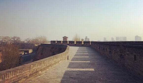 ɽ��ƽң�ųǳ��ϵ�Ů��ǽ