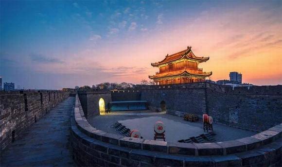 ɽ��ƽң�ųǳ��ϵ�Ů��ǽ