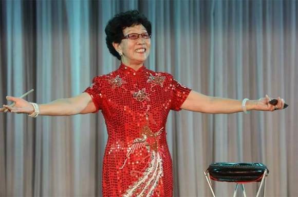 梁金华是胶东大鼓的唯一传承人,她见证了胶东大鼓的繁荣、衰败、复兴,也经历过对胶东大鼓的改造和坚守 山东胶东大鼓