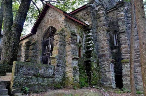 ®ɽ�ϱ�����������ʯͷ������Ĺ���