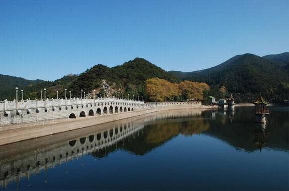 ®ɽ�ϱ�����������ʯͷ������Ĺ���