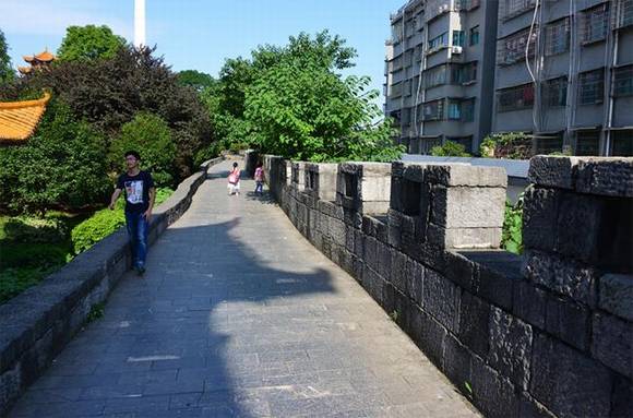 ������Թų�ǽ