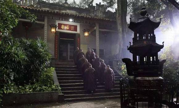 ������ƽ��ɽϴʯ��