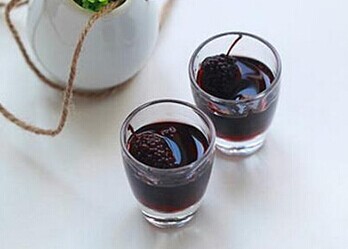 纯粮家庭桑椹果酒制作过程