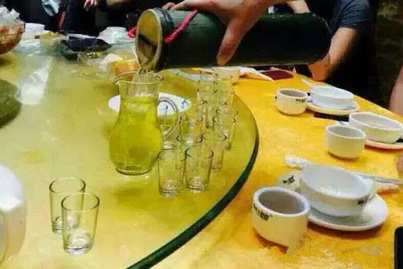 :农村家庭如何自酿竹筒酒