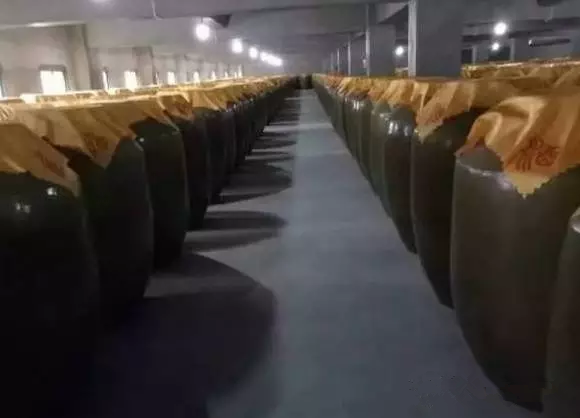 酿酒技术知识-把白酒埋在土里是毁了味道,还是完善味道?