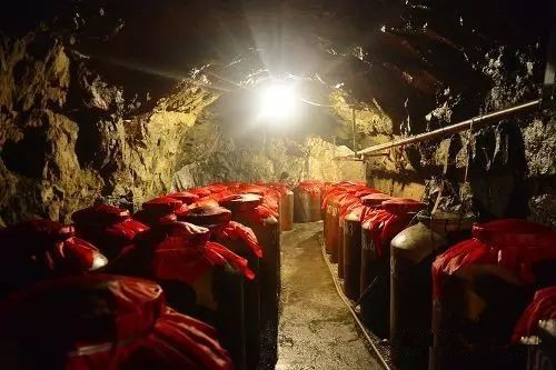 酿酒技术知识-把白酒埋在土里是毁了味道,还是完善味道?