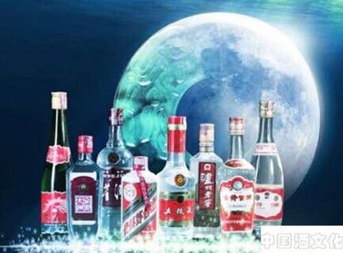 中秋送礼送白酒:家中老人适合喝白酒吗?_品酒养生_