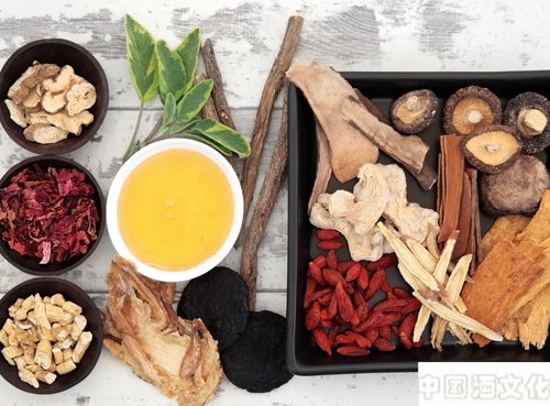 饮酒禁忌:警惕几类泡制药酒容易中毒的中药_品酒养生_