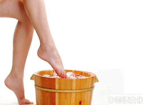 品酒养生:白酒泡脚可以养生吗?用酒泡脚究竟有没有什么好处?__