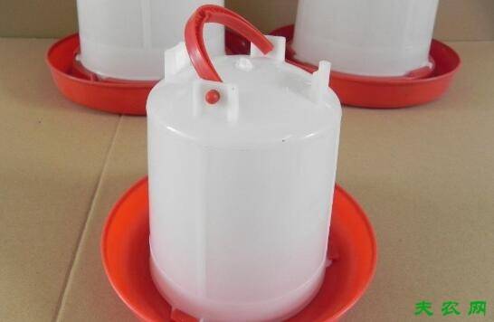 养殖三黄鸡对饮水器的要求_养鸡