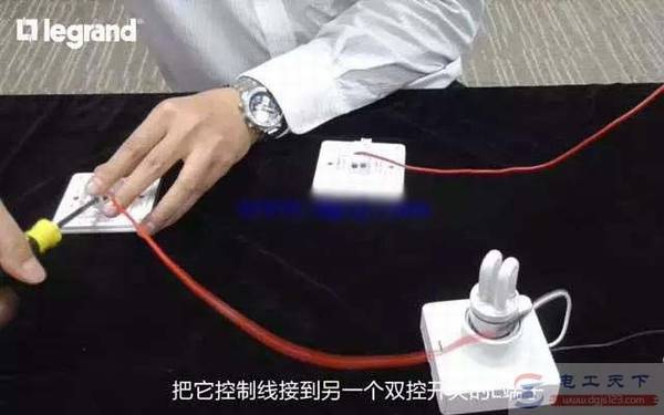 一例双控开关的接线实物图,附详细接线步骤