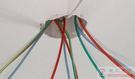 电灯线盒内接什么电线,应该怎么接线