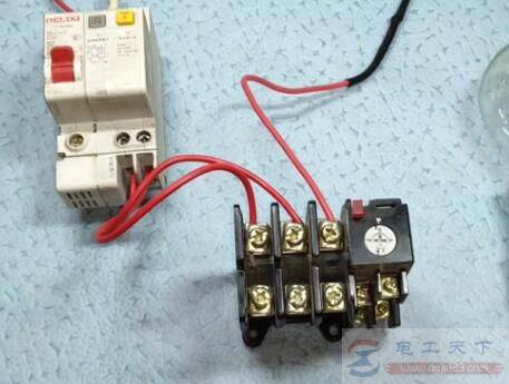 插座三根电线颜色一样,怎么快速区分火线零线地线