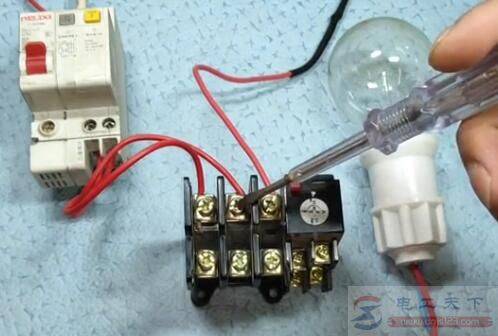 插座三根电线颜色一样,怎么快速区分火线零线地线