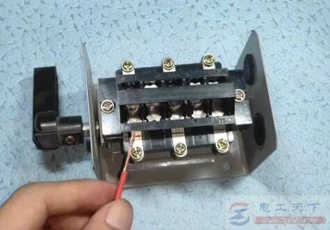 螺丝压软线不能直接压,否则伤害相当大