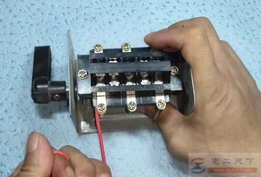 螺丝压软线不能直接压,否则伤害相当大